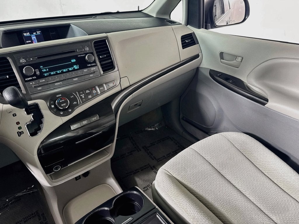 2014 Toyota Sienna LE 8 Passenger