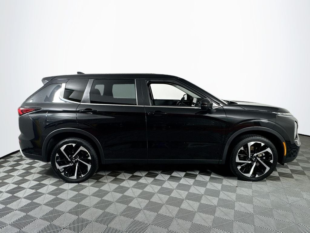 2023 Mitsubishi Outlander SE